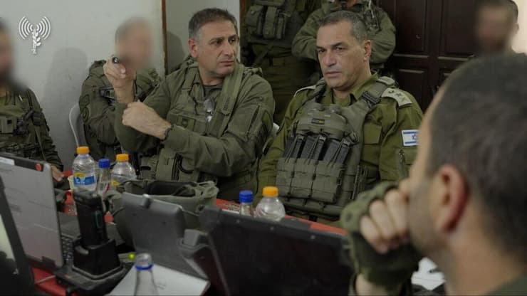 הרמטכ״ל, רב-אלוף אייל זמיר בהערכת מצב וסיור ברצועת עזה עם מפקד פיקוד הדרום, אלוף יניב עשור, מפקד אוגדה 98, תת-אלוף גיא לוי ומפקדים נוספים