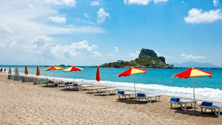 חוף ים נאה במפרץ קפלוס באי היווני קוס