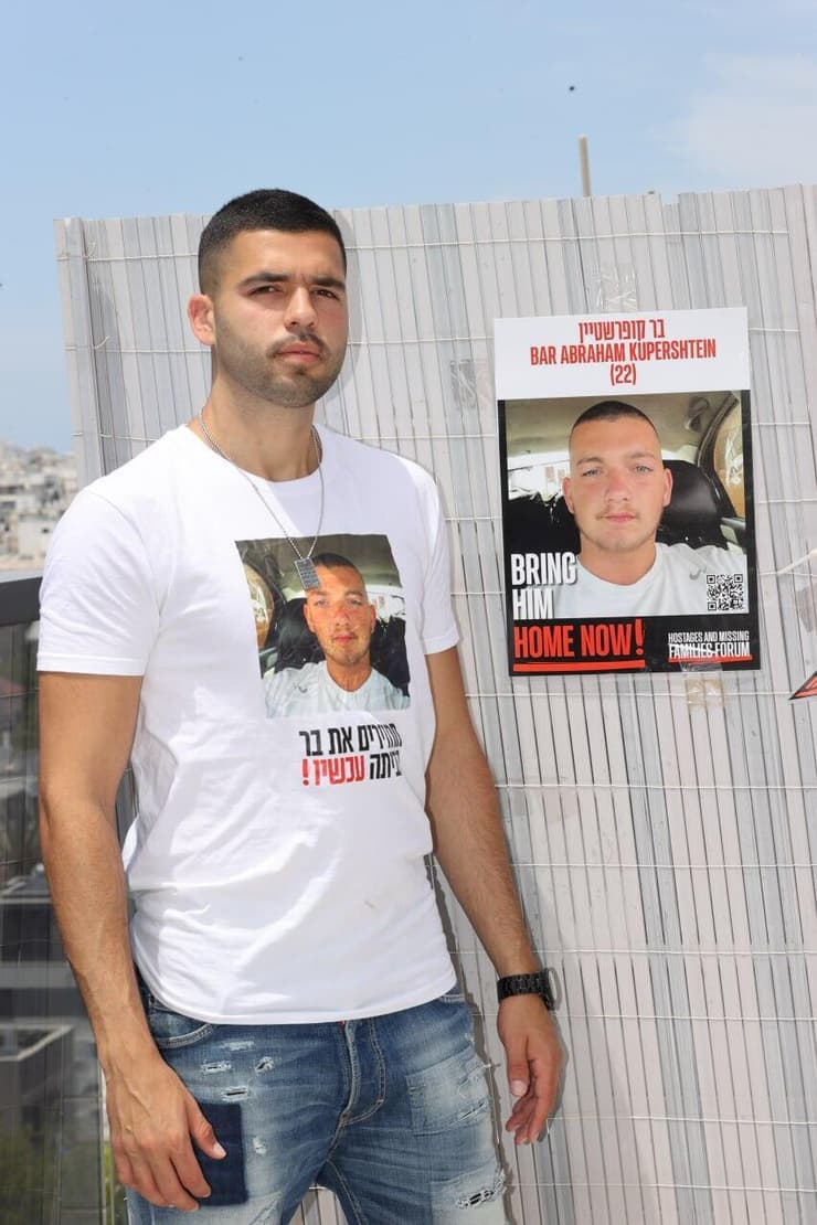 "כולם יודעים שהוא ה-חבר שלי". עוז עם תמונתו של קופרשטיין (צילום: יריב כץ) ברק עוז חברו הטוב ביותר ובן דודו של בר קופרשטיין