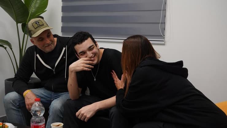 עידן אלכסנדר נפגש עם משפחתו לאחר שחרורו משבי חמאס