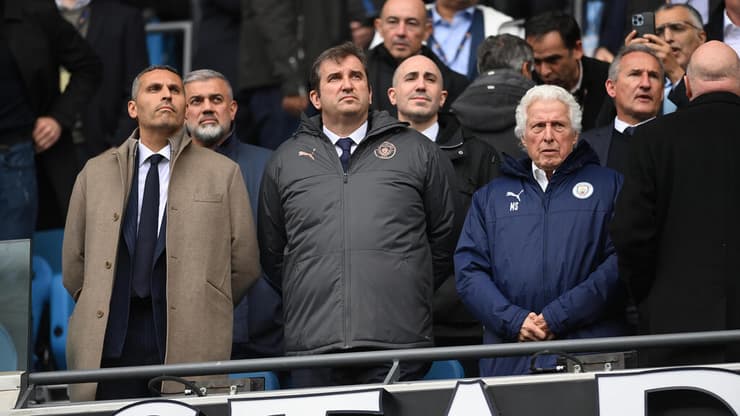 מרטי אדלמן ביציע של מנצ'סטר סיטי