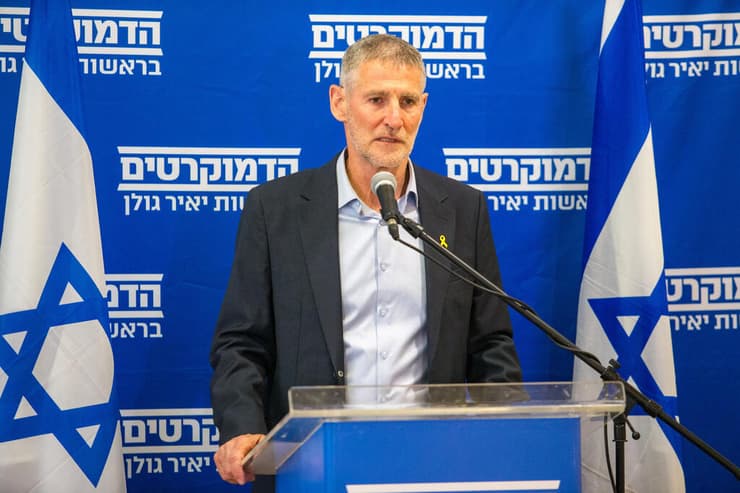 גולן, אתמול. לפיד: "לא ראוי, לא נכון - ובוודאי שהממשלה צריכה לומר שהיא מביעה צער על מות ילדים" (צילום: עידו ארז) אלוף במיל' יאיר גולן, יו"ר הדמוקרטים בהצהרה לתקשורת