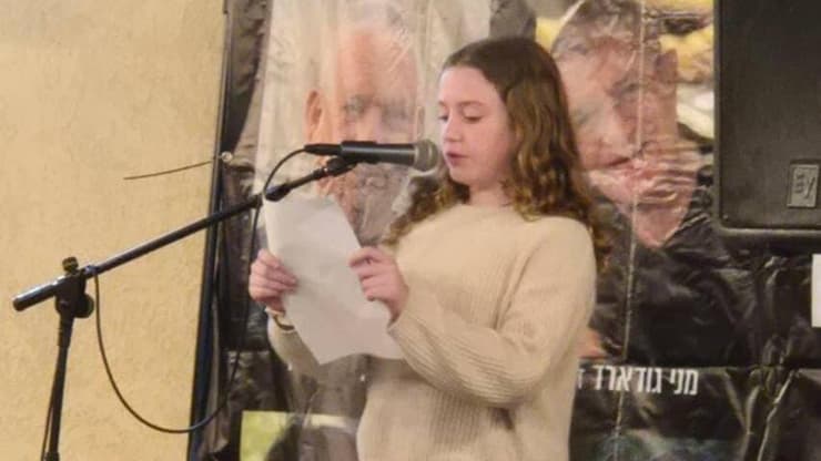רק בת 10, וכבר "בילתה" 50 ימים בעזה. אמילי הנד (צילום: דוברות קיבוץ בארי) אמילי הנד, שורדת השבי בת ה-11, נואמת בעצרת להחזרת החטופים בחצרים
