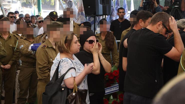 הלווייתו של סמ"ר דנילו מוקנו ז"ל (צילום: מוטי קמחי) הלווייתו של סמ"ר דנילו מוקנו בבית העלמין הצבאי בחולון