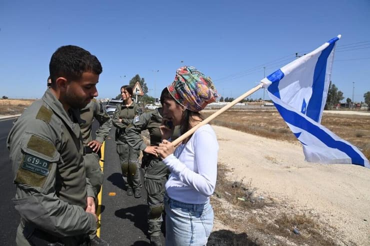 פעילי ימין מוחים וחוסמים הכנסת משאיות סיוע הומניטרי לרצועה