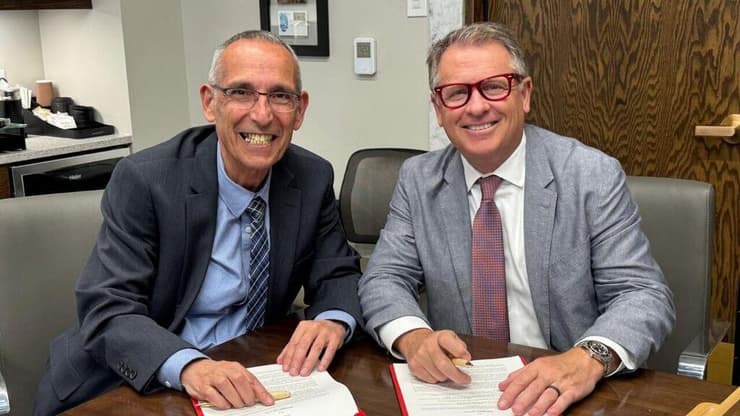 נשיא אוניברסיטת יוטה, ד”ר טיילור רנדל ונשיא אוניברסיטת אריאל, פרופ’ אהוד גרוסמן חותמים על ההסכם 