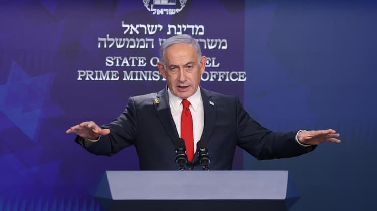 "תנאי לסיום המלחמה - הגליית הנהגת חמאס". נתניהו במסיבת העיתונאים (צילום: אלכס קולומויסקי) ראש הממשלה נתניהו במסיבת עיתונאים