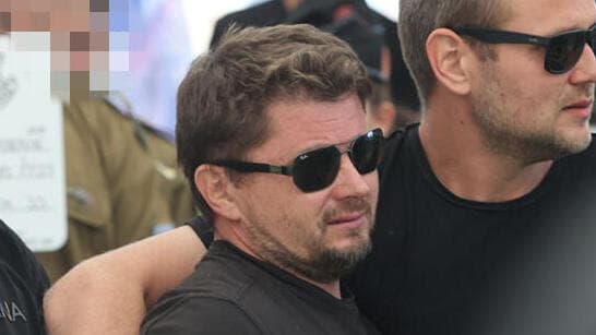 אביו של דנילו ז"ל. "אני לא יכול יותר" (צילום: מוטי קמחי) הלווייתו של סמ"ר דנילו מוקנו בבית העלמין הצבאי בחולון