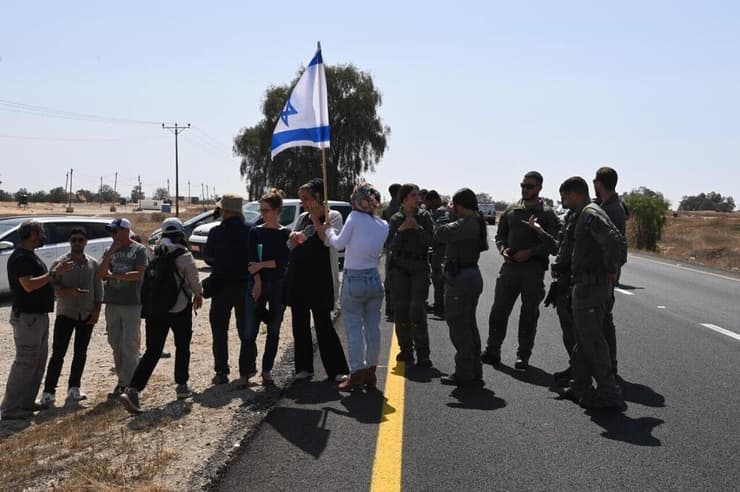 פעילי ימין מוחים וחוסמים הכנסת משאיות סיוע הומניטרי לרצועה