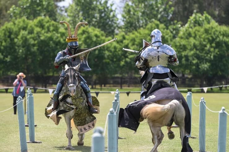 שחזור של תחרות הפלה ברומח (צילום: Pic Media Aus/Shutterstock) שחזור של תחרות הפלה ברומח