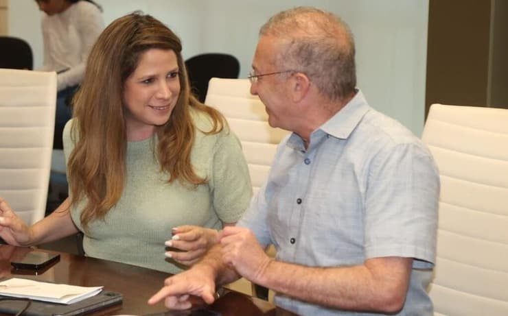  חלוץ עם מנכ"ל חברת החשמל מאיר שפיגלר