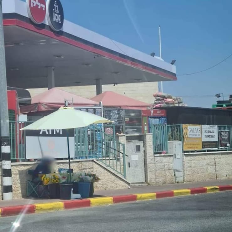 "הוא פסיכופת, יערוף לכם את הראש". דוכן הפרחים של הימ"ר, על יד תחנת הדלק דוכן פרחים של שוטרים סמויים שהפילו ככה בסטיונר שאיים על כולם