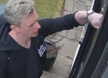 האדם שהסיר מזוזה בשכונה חרדית בלונדון