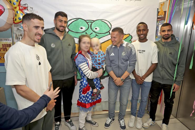 התמונה שמספרת הסיפור: גדי קינדה מבקר במחלקה האונקולוגית ברמב"ם במרץ האחרון (צילום: דוברות רמב"ם) גדי קינדה מבקר במחלקה האונקולוגית ברמב"ם במהלך חודש מרץ לצד ברק יצחקי, מחמוד ג'אברף דולב חזיזה