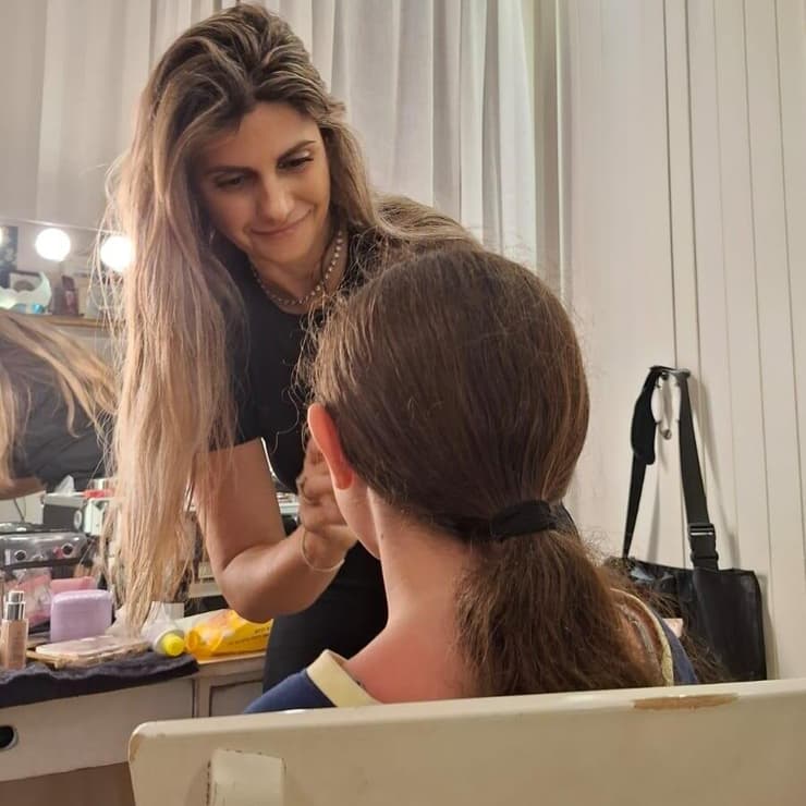 שי שרף מאפרת את אחת מהבנות