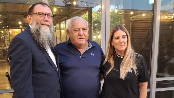 מימין: ענת נעים , שלמה שרף ויהודה כהן בחגיגת בנות המצווה