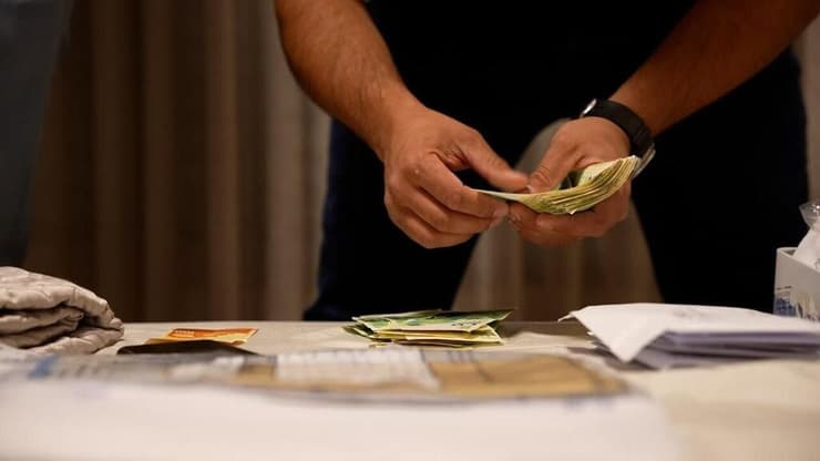 מאות אלפי שקלים נמצאו בפשיטה על דירות ומשרדי החשודים (דוברות משטרת ישראל) כסף