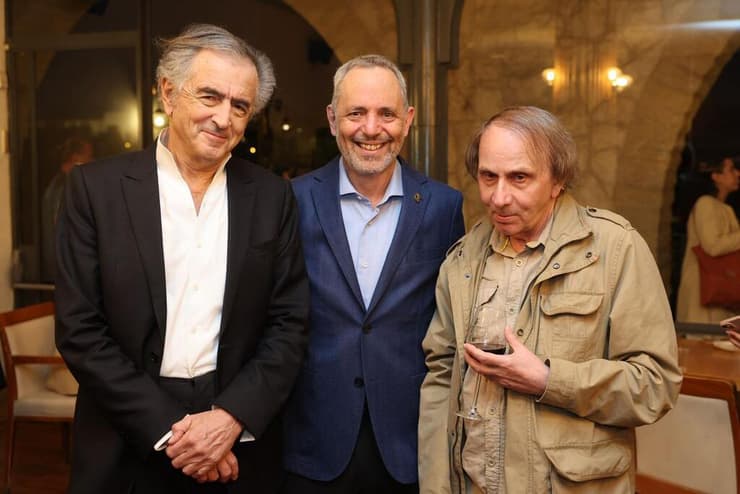 מימין: מישל וולבק, נשיא קרן ירושלים אריק גרבלסקי, ברנאר-אנרי לוי