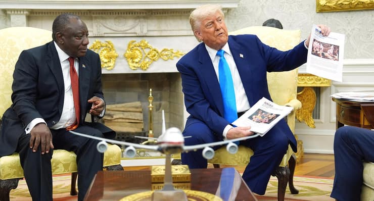 טראמפ ב"אמבוש" נוסף בחדר הסגלגל, מציג לנשיא דרום אפריקה תמונות מ"הטבח בלבנים", 21 במאי