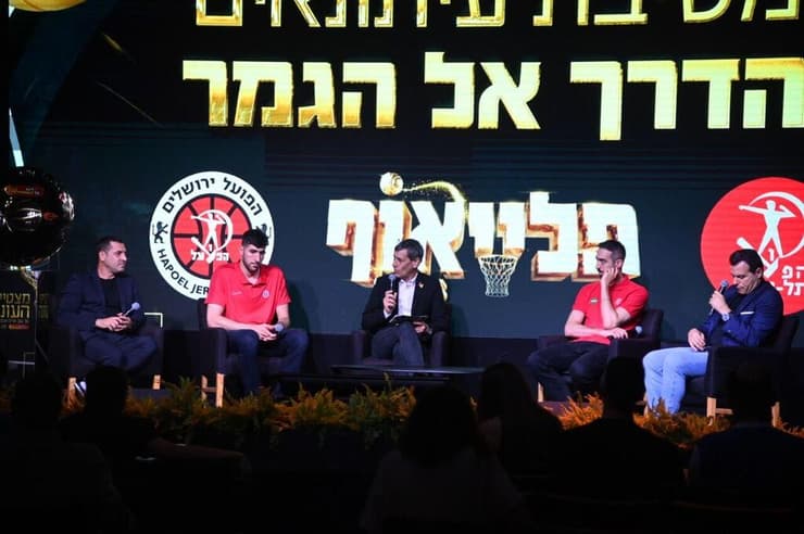 מאמני ושחקני הפועל ת"א וירושלים
