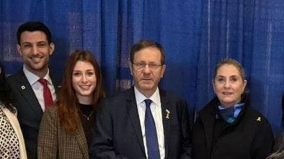 ירון ושרה, לצד הנשיא ורעייתו ירון לישינסקי ושרה מילגרים ז"ל עם הנשיא יצחק הרצוג בעת ביקורו בוושינגטון