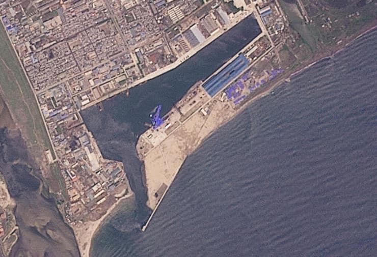 משחתת שניזוקה במהלך השקתה ב צפון קוריאה בעיר הנמל צ'ונגג'ין צילום לוויין מ-22 במאי