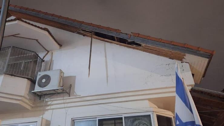 נזק לבית בלוד בעקבות נפילת רסיסי יירוט (צילום: שילה פריד) חלקי רסיס בלוד בעקבות שיגור מתימן בלילה