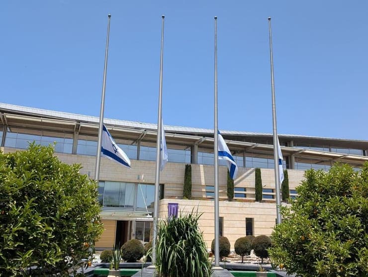דגלי ישראל במשרד החוץ ובנציגויות ישראל בעולם הורדו לחצי התורן