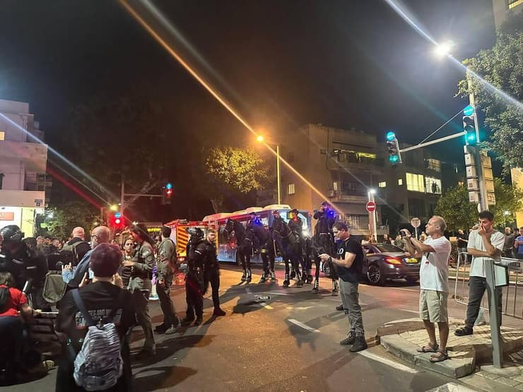 כוחות משטרה ופרשים בהפגנה בת"א, ערב בחירת ראש השב"כ החדש ע"י רה"מ, בהיעדר אישור בג"ץ