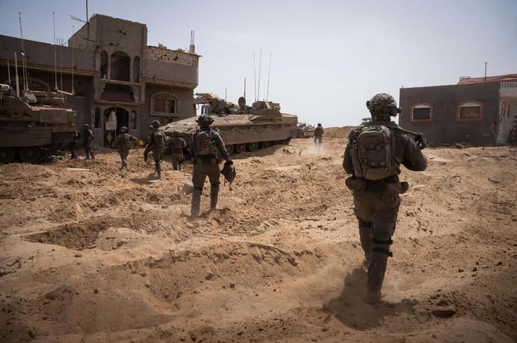 "אם היינו יכולים לנהל לחימה בלי נזק אגבי, זה היה נהדר". כוחות צה"ל ברצועה (צילום: דובר צה"ל) פעילות כוחות אוגדה 98 בחאן יונס, רצועת עזה