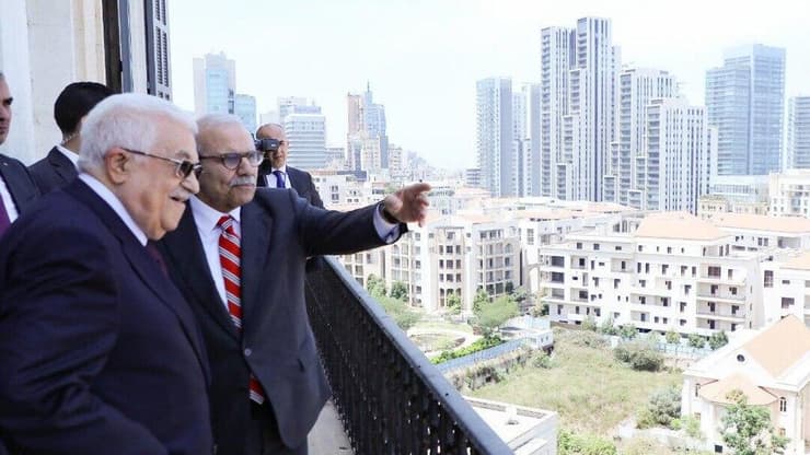 אבו מאזן ונואף סלאם ראש ממשלת לבנון נפגשים בלבנון כחלק מביקורו של אבו מאזן שם