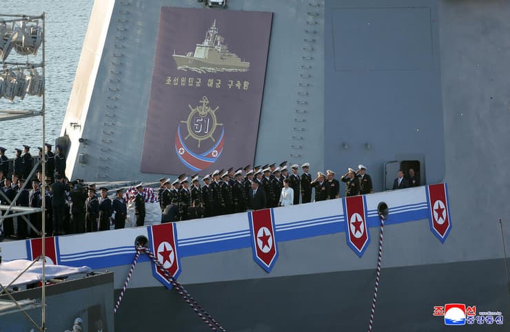 צילום: KCNA via REUTERS שליט צפון קוריאה קים ג'ונג און בטקס השקת משחתת בעיר הנמל נאמפו ב-26 באפריל