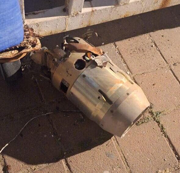 רסיס יירוט שנפל בלילה בלוד (צילום: שילה פריד) חלקי רסיס בלוד בעקבות שיגור מתימן בלילה