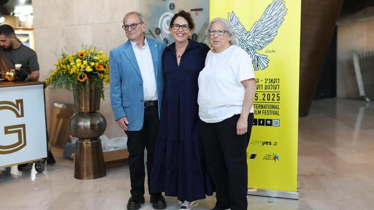 "אמרתי 'היה לכם כל כך נחמד כשלא הייתי?'". ליאת אצילי עם הוריה (צילום: אנסטסיה שוב) ליאת אצילי עם הוריה