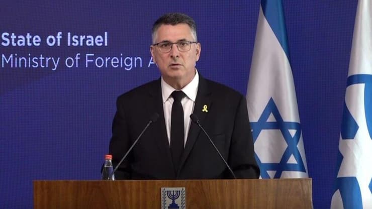 מסיבת עיתונאים עם גדעון סער בעקבות הפיגוע האנטישמי בוושינגטון