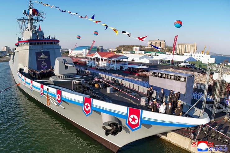 המשחתת שהושקה בהצלחה באפריל. 5,000 טונות ויכולת שיגור של טילים גרעיניים (צילום: AFP PHOTO/KCNA VIA KNS) משחתת ספינת מלחמה חיל הים של צפון קוריאה שהושקה בעיר הנמל נאמפו בחודש אפריל