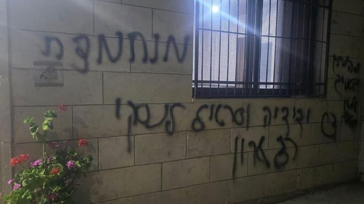מתנחלים הציתו רכב והשחיתו מבנים בעקרבה, דרום שכם