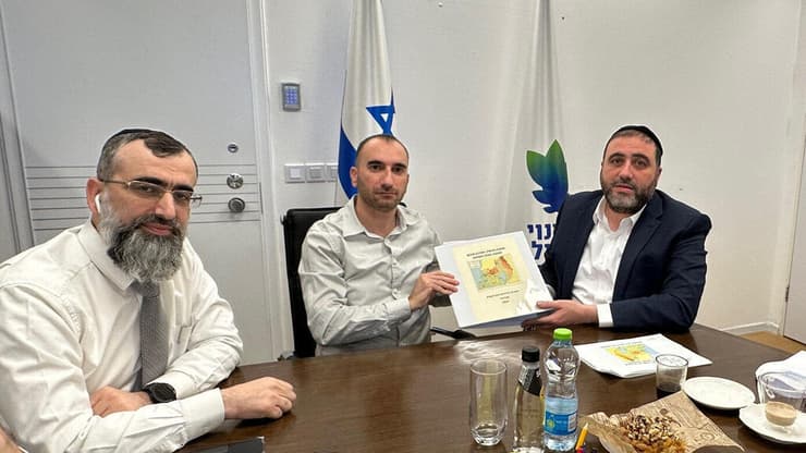 אלנתן עם השר משה ארבל (מימין) במטה התכנון הלאומי