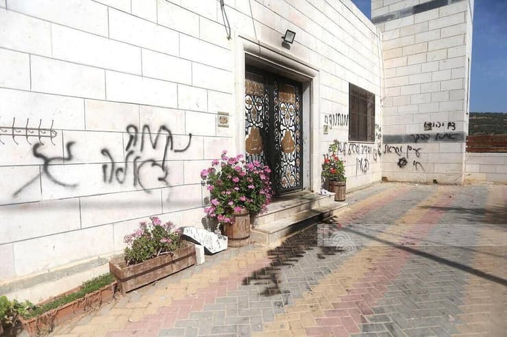 מתנחלים הציתו רכב ומסגד בדרום שכם