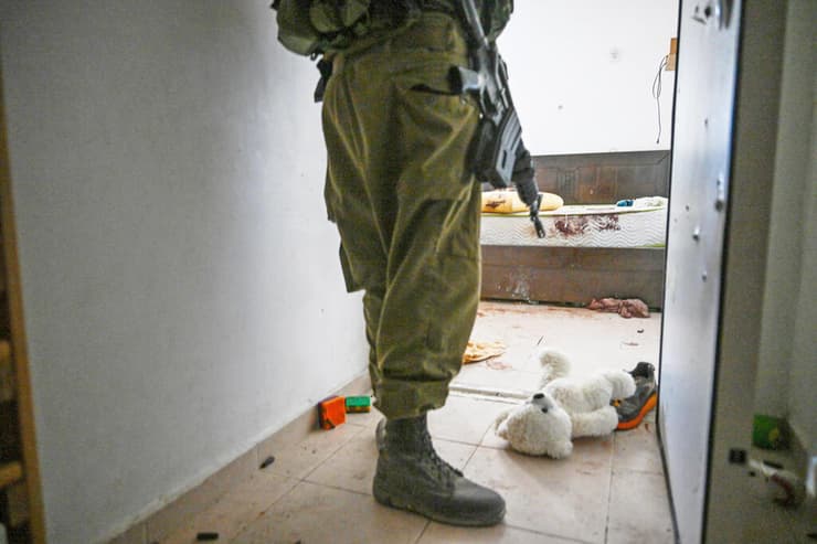 טיהור הבתים בקיבוץ כיסופים אחרי הטבח (צילום: Alexi J. Rosenfeld /Getty Images) קיבוץ כיסופים