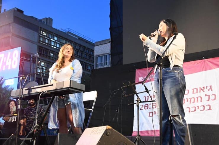 קרן פלס ויובל רפאל בכיכר החטופים (צילום: עדי רוסמן) קרן פלס ויובל רפאל בכיכר החטופים