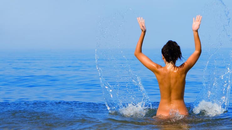 החוף היפים בעולם שבהם לא תצטרכו בגד ים