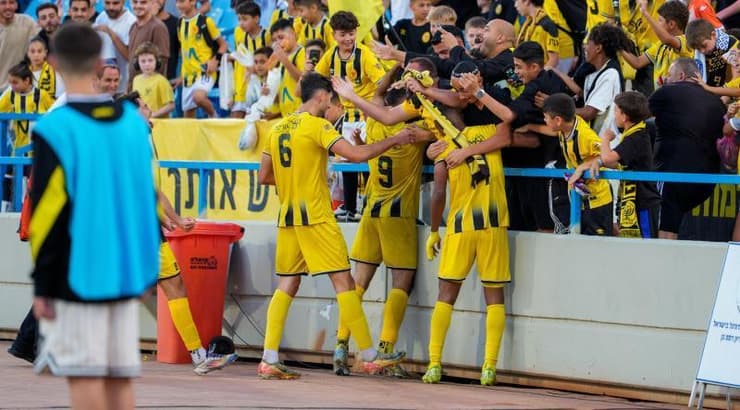 שחקני נורדיה חוגגים עם האוהדים