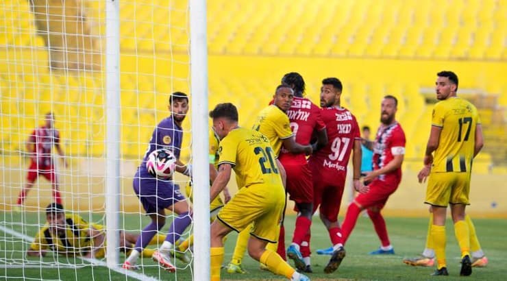 הכדור נכנס לרשת