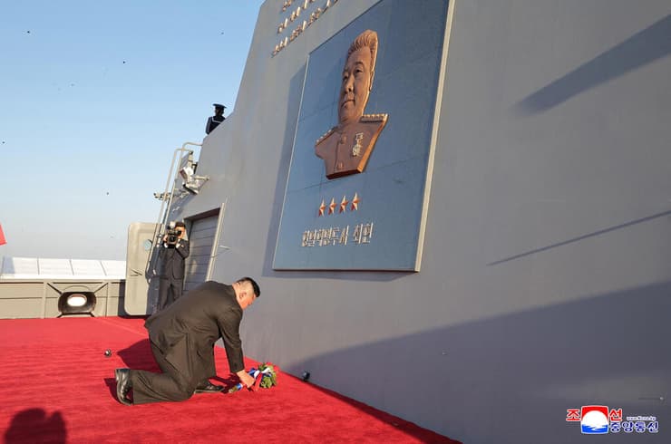 שליט צפון קוריאה קים ג'ונג און בטקס השקת משחתת בעיר הנמל נאמפו ב-26 באפריל