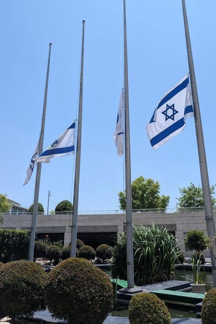 הדגלים הורדו לחצי התורן בנציגויות ישראל בארץ ובעולם. הדגלים במשרד החוץ בירושלים (צילום: מרדכי גורדון) דגלי ישראל במשרד החוץ ובנציגויות ישראל בעולם הורדו לחצי התורן