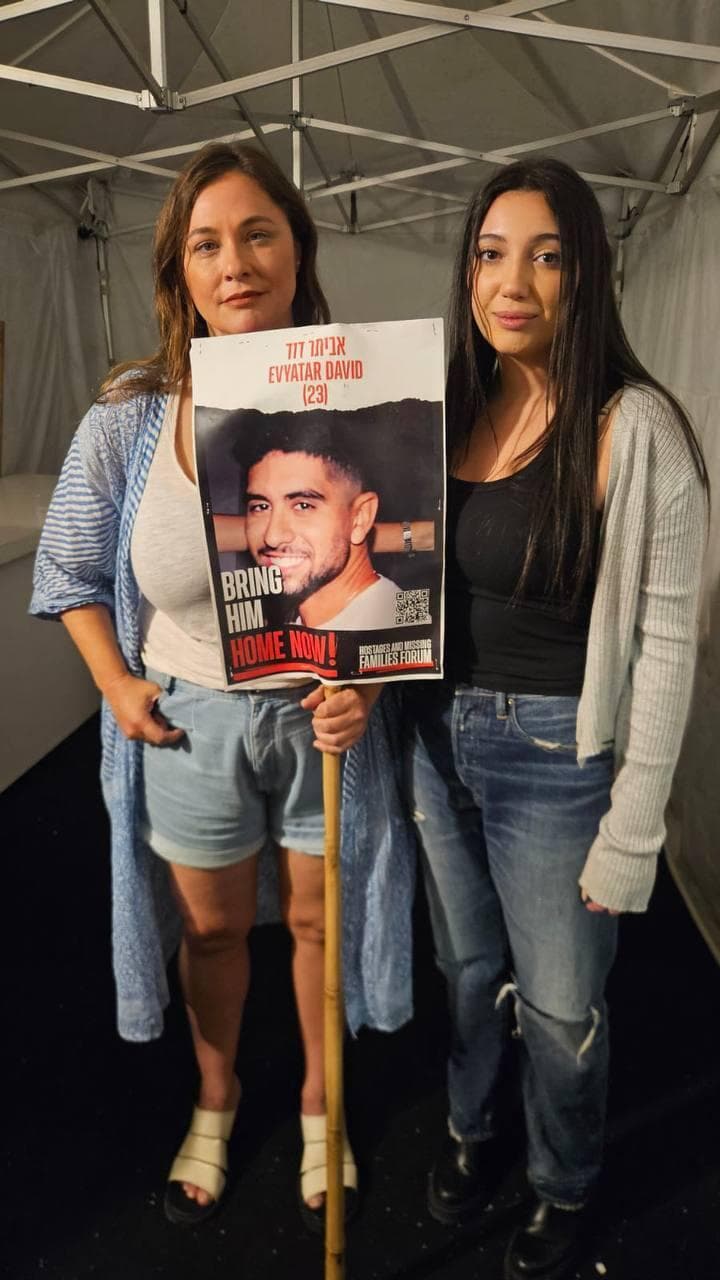 קרן פלס ויובל רפאל עם תמונתו של אביתר דוד בכיכר החטופים (צילום: עדי רוסמן) קרן פלס ויובל רפאל בכיכר החטופים