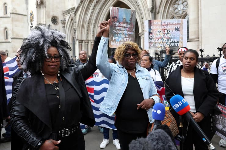ברטריס פומפה וברנדטה דוגסה היום ליד בית המשפט העליון. "אנחנו לא ממאוריציוס, היא לא תיתן לנו את זכויותינו" (צילום: REUTERS/Suzanne Plunkett ) ברטריס פומפה ו ברנדטה דוגסה עתרו נגד ה הסכם שבו בריטניה תמסור את איי צ'אגוס ל מאוריציוס