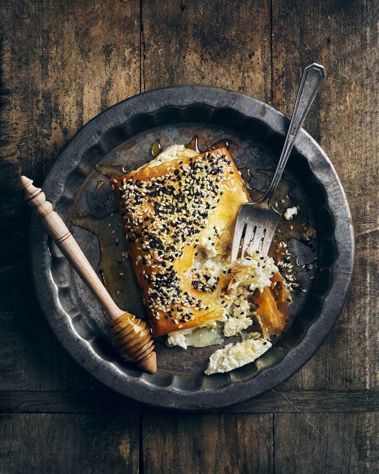 בורקס פילו עם דבש (צילום: אמיר מנחם) אחת מהמנות בספר