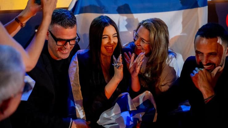 יובל רפאל והמשלחת הישראלית בגרין רום בגמר אירוויזיון 2025